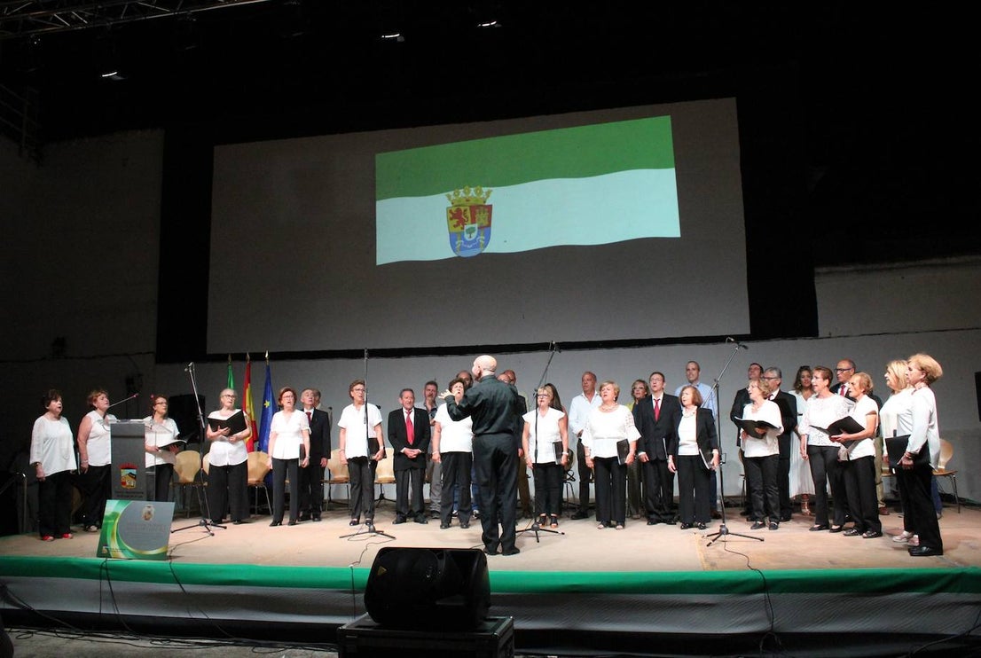 Interpretación del himno de Extremadura por la coral La Luzena.
