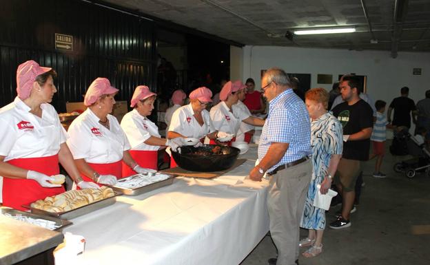 Imagen principal - Más de 900 personas disfrutaron de las tapas de frite de toro
