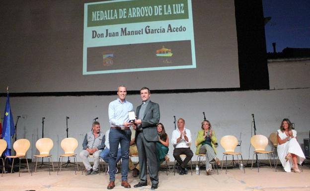 Imagen principal - Entrega de medalla a Juan Manuel García. 