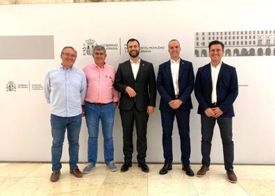 Imagen secundaria 1 - El alcalde, Carlos Caro, firma el protocolo de actuación de la Agenda Urbana Española