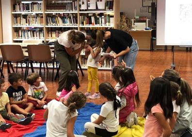 Imagen secundaria 1 - La biblioteca celebra el día del chocolate con cuentos y bombones