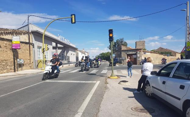 Imagen principal - Un gran número de motos rugieron por las calles de Arroyo de la luz