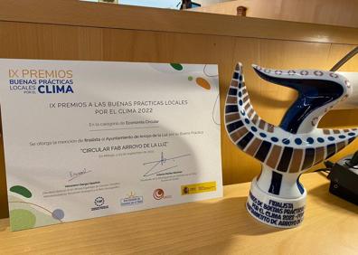 Imagen secundaria 1 - Entrega del premio al alcalde arroyano.