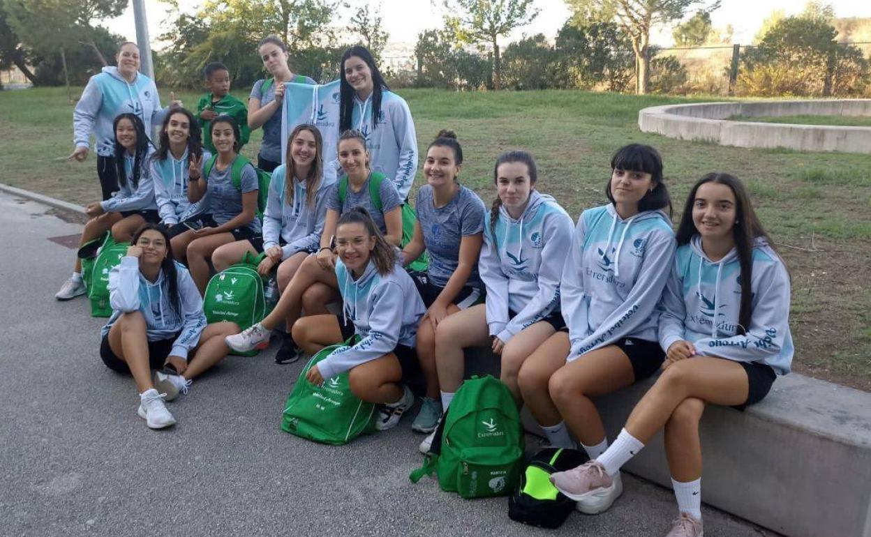 Plantilla del Extremadura Arroyo en las inmediaciones del ES Braancamp Freire. 