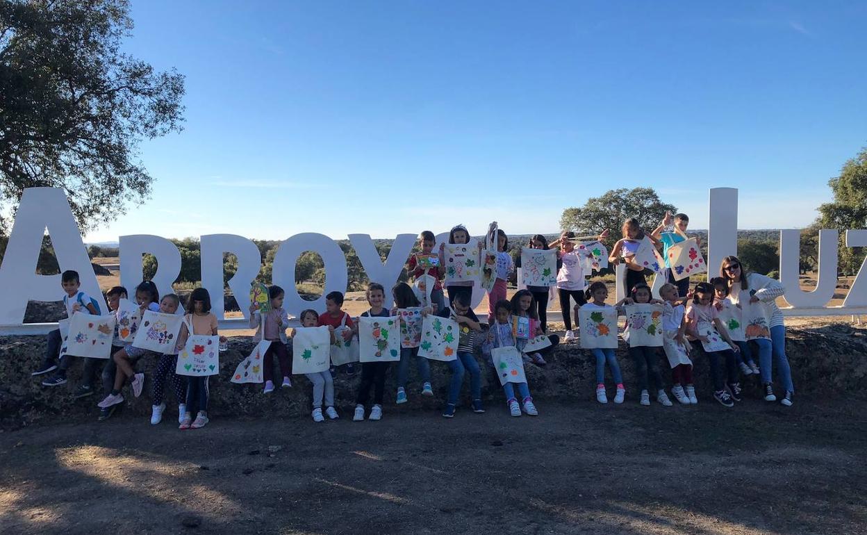Participantes en el taller con sus bolsas decoradas. 