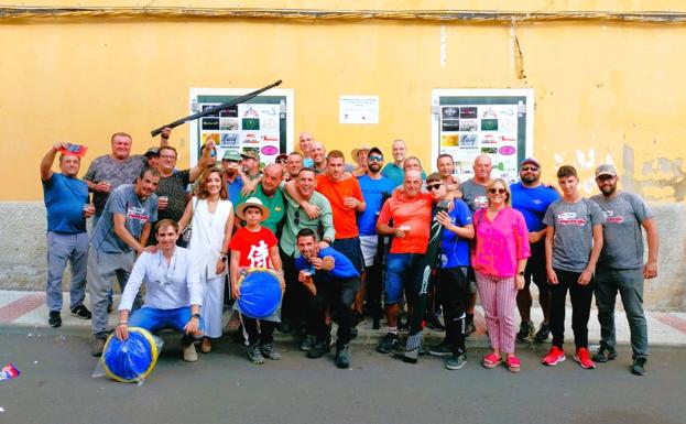 Imagen principal - Participantes y autoridades tras la entrega de premios. 