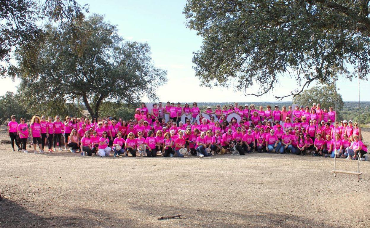 Participantes en la Marcha Rosa de Arroyo de la Luz. 
