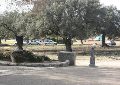 Imagen secundaria 1 - Subasta y grupos de personas de romería. 
