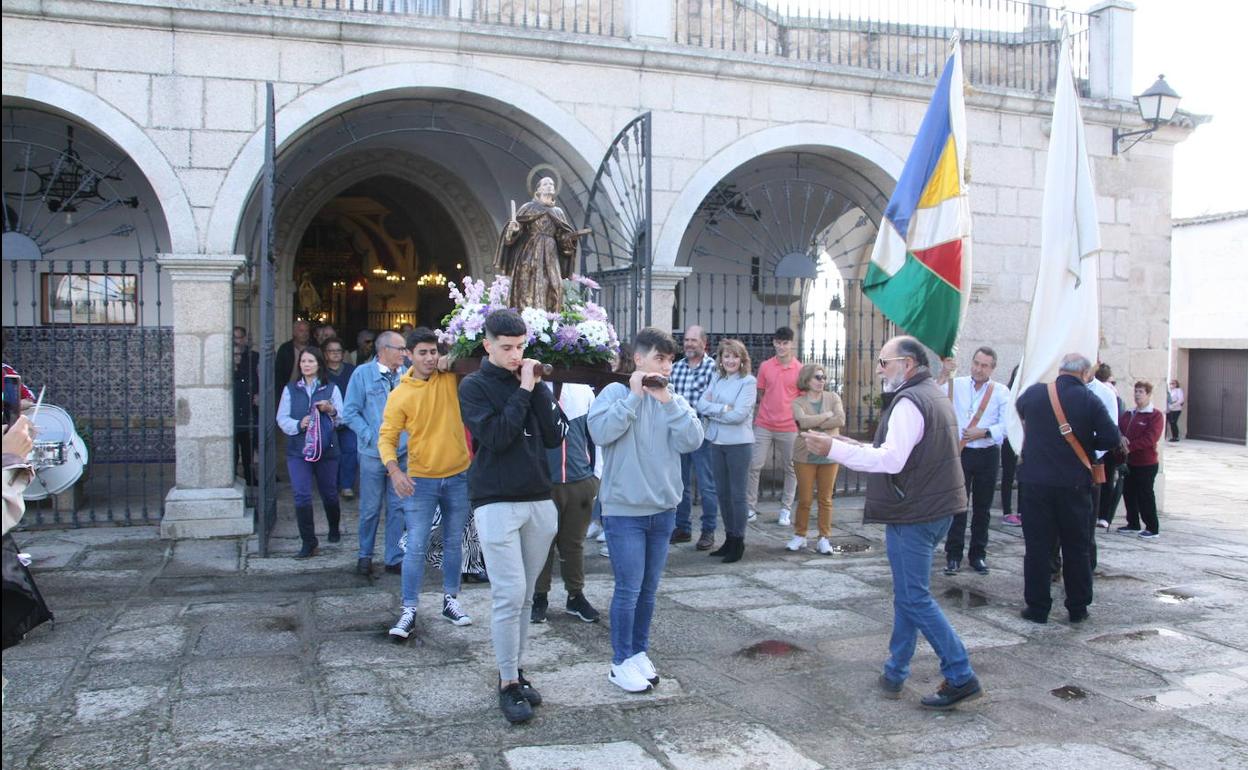 Salida de la procesión de San Pedrino. 