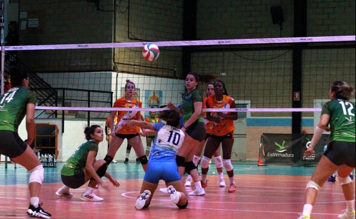 Julia cabeza (10) defiende de rodillas un balón. 