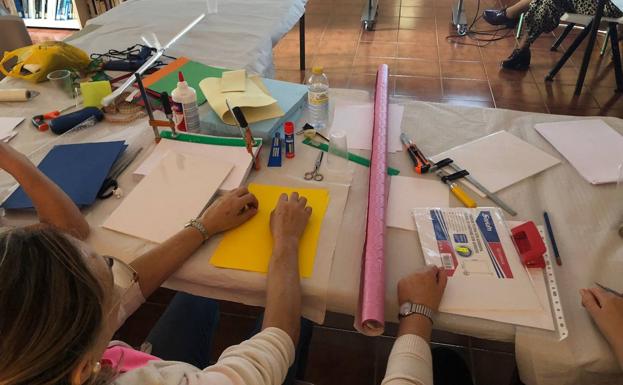 Imagen principal - La biblioteca arroyana acogió un taller de Encuadernación Japonesa dentro del proyecto 'Bibliotecas Vivas'