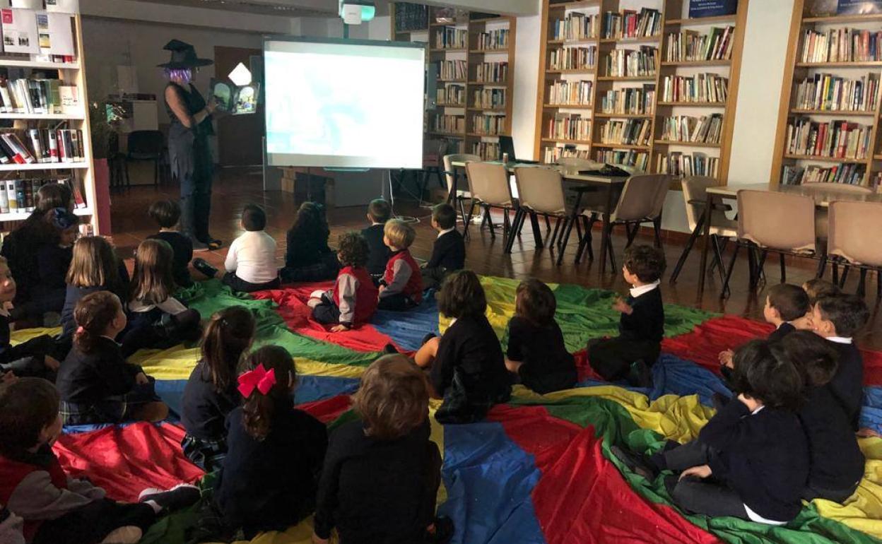 Unos 30 alumnos del colegio Ntra. Sra. de los Dolores visitan las instalaciones de la biblioteca local