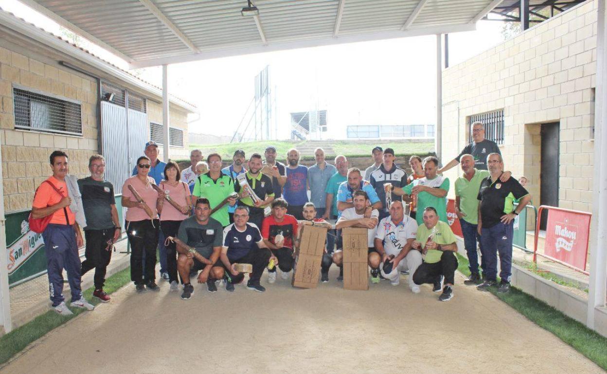 Participantes en el torneo junto a las autoridades tras la entrega de premios. 