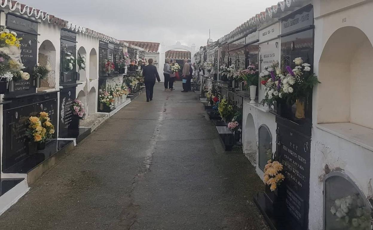 Desde primera hora el cementerio ha recibido a numerosos visitantes. 