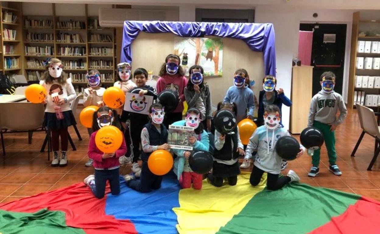Los pequeños con las caretas que elaboraron tras el cuento. 