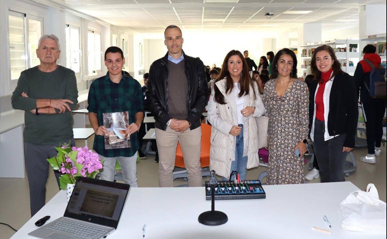 El autor junto a las autoridades durante la presentación. 