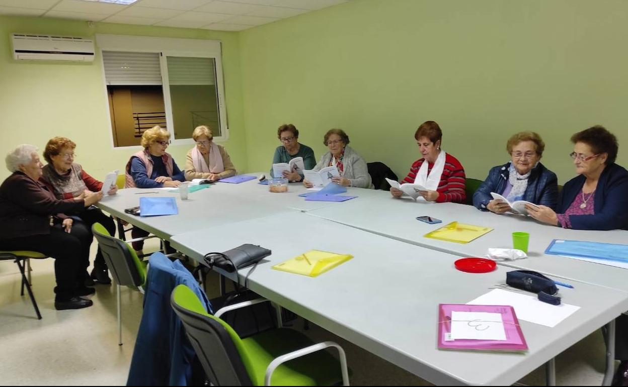 Varias usuarias del Club de Lectura Fácil con los ejemplares de 'El Principito'. 