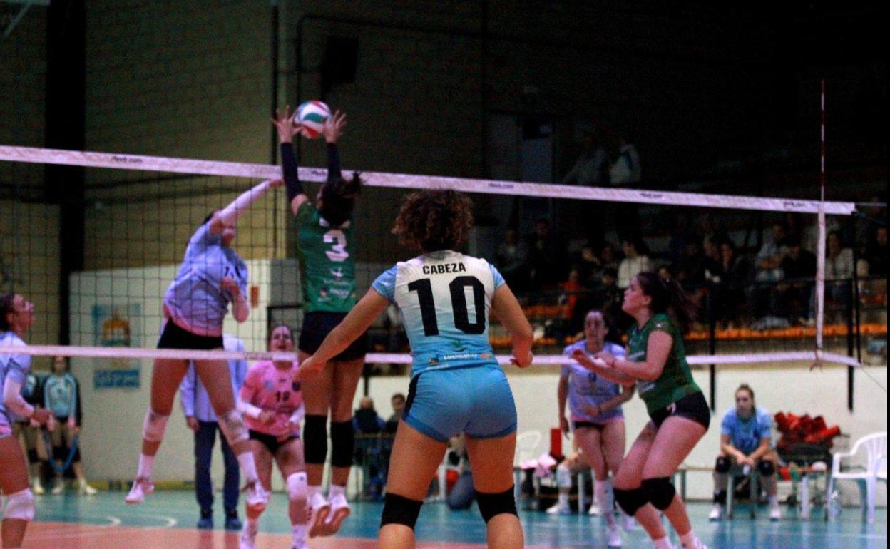 Raquel del Álamo bloquea ante la mirada de Julia cabeza y Javiera Plasencia. 