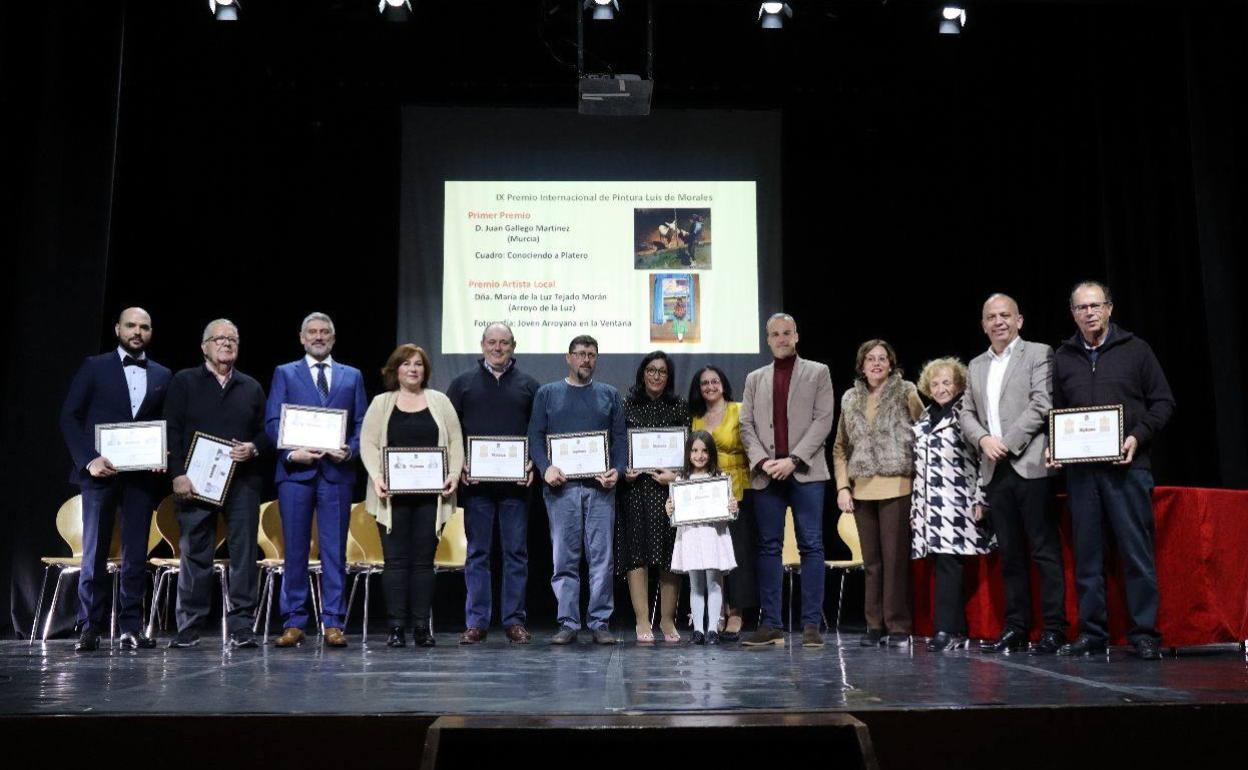 El alcalde, Carlos Caro, y concejales junto a los premiados en los diferentes certámenes. 