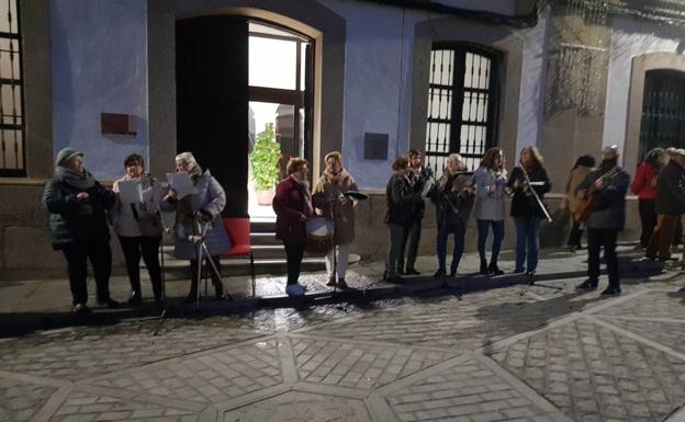 Imagen principal - El coro entonó varios villancicos populares antes de la cuenta atrás. 