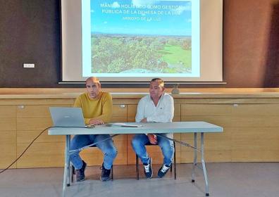 Imagen secundaria 1 - Juan Antonio Lucas, concejal de Economía Verde y Agroecología del Ayuntamiento de Arroyo de la Luz y Teodoro Sanguino, pastor municipal. 