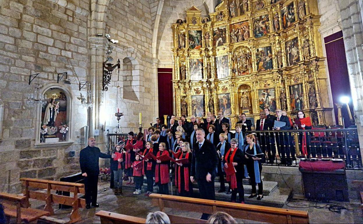 Las dos agrupaciones con sus directores. 