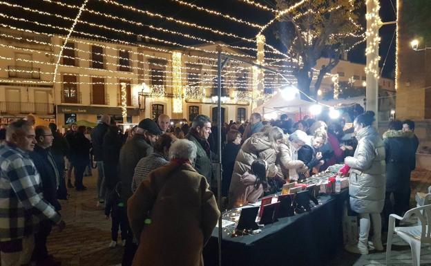 Imagen principal - El Mercado Navideño llenó la Plaza de la Constitución