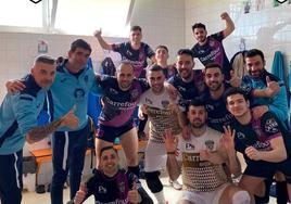 Los arroyanos celebrando la victoria en el vestuario.