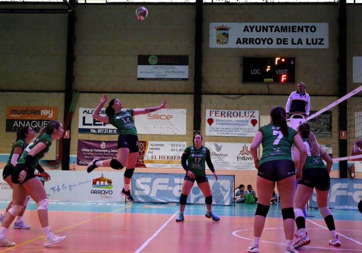 Juliana Ocaña ataca una 'pai' en el transcurso del partido.