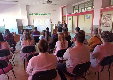Imagen secundaria 1 - Charla informativa en la biblioteca del centro.