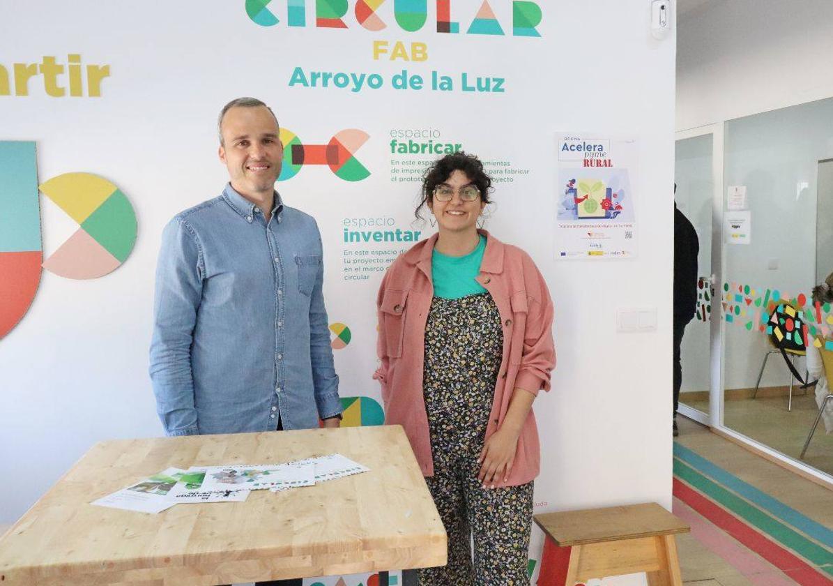Carlos Caro, alcalde de Arroyo de la Luz, visita las nuevas instalaciones de la oficina Acelra Pyme Rural.