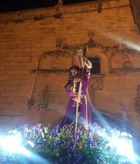 Imagen secundaria 2 - Arriba, una de las paradas del Viacrucis. Debajo, llegada a la iglesia y entrada del Nazareno en la misma.