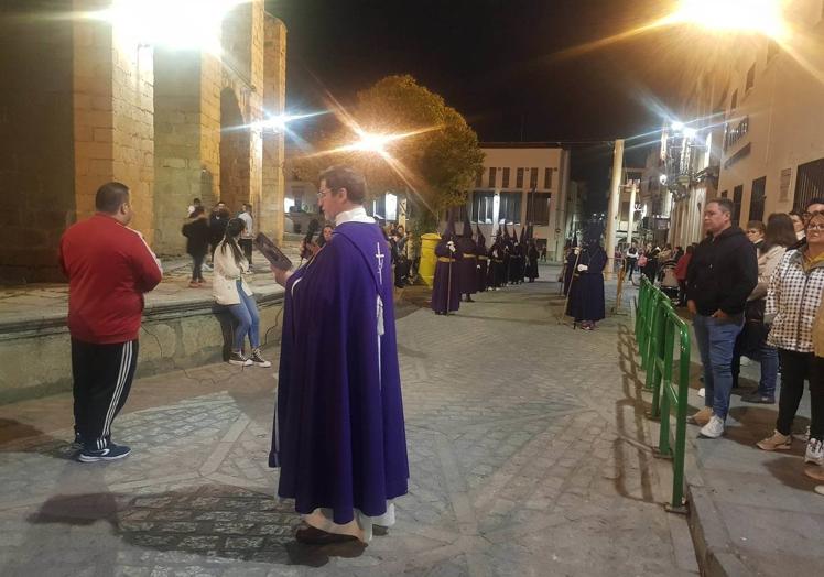 Imagen principal - Arriba, una de las paradas del Viacrucis. Debajo, llegada a la iglesia y entrada del Nazareno en la misma.