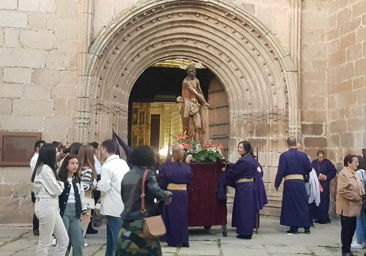 Imagen principal - Arroyo vivió con emoción el Jueves Santo