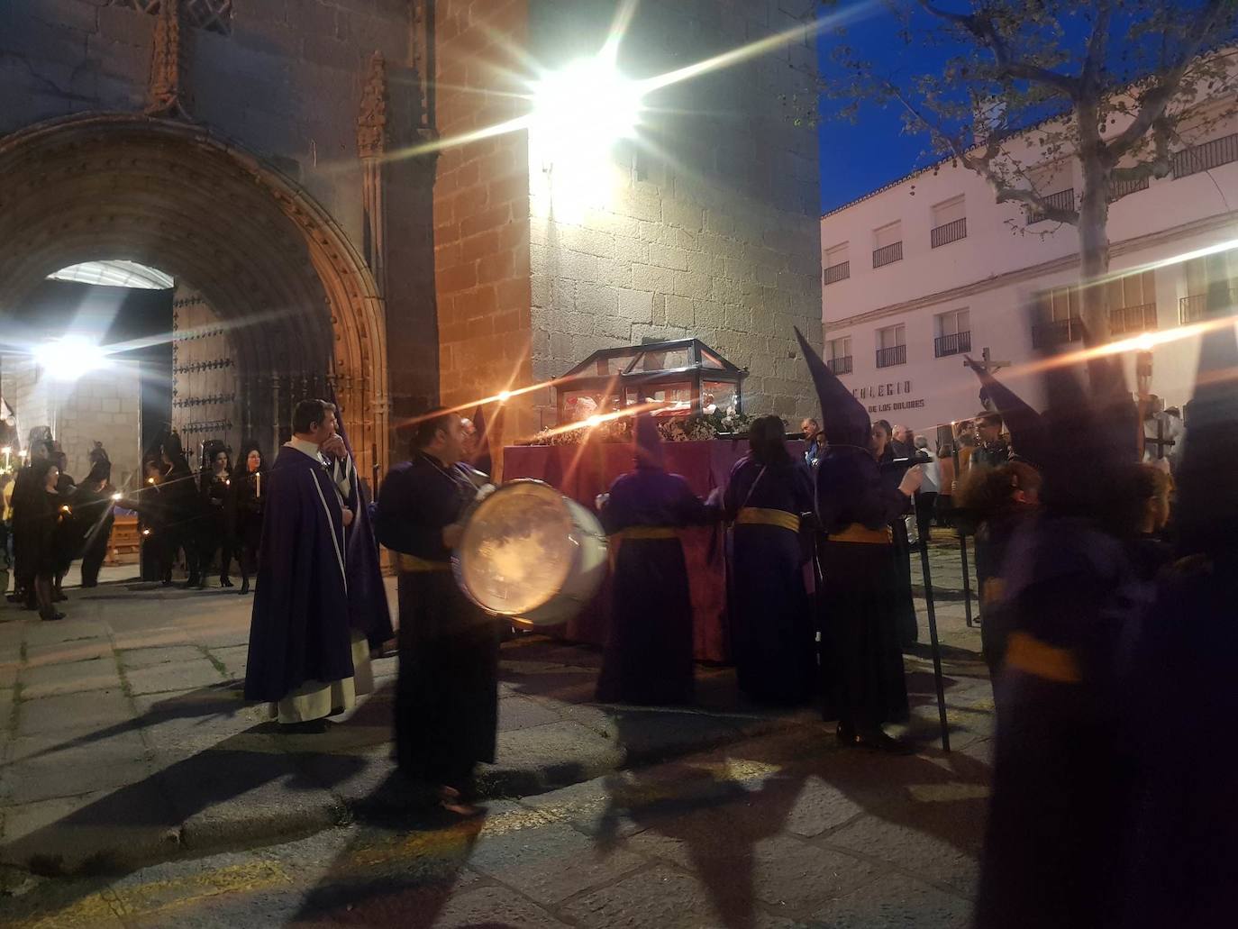 Imagen principal - Emoción y recogimiento en el Viernes Santo de Arroyo de la Luz