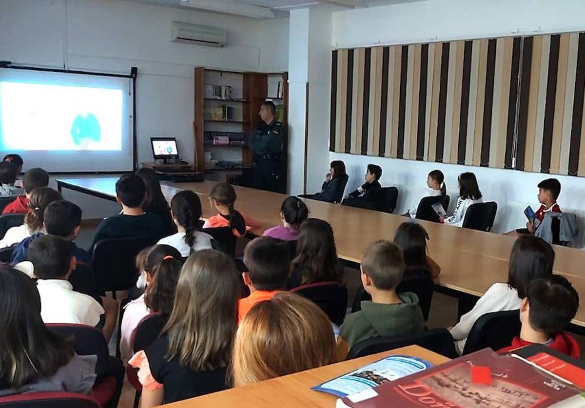 La charla fue impartida en la biblioteca del centro.