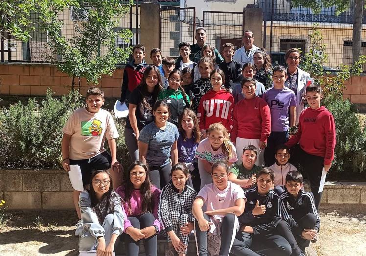 Imagen principal - Grupos con el Sargento de la Guardia Civil.