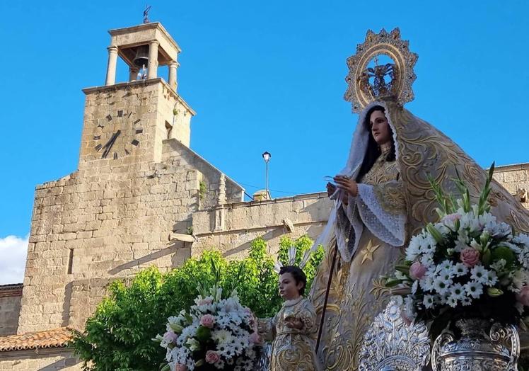 Imagen principal - La Virgen volviendo a su ermita, con las autoridades detrás de ellas y acompañadas por cientos de personas.