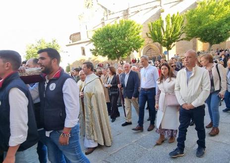 Imagen secundaria 1 - La Virgen volviendo a su ermita, con las autoridades detrás de ellas y acompañadas por cientos de personas.