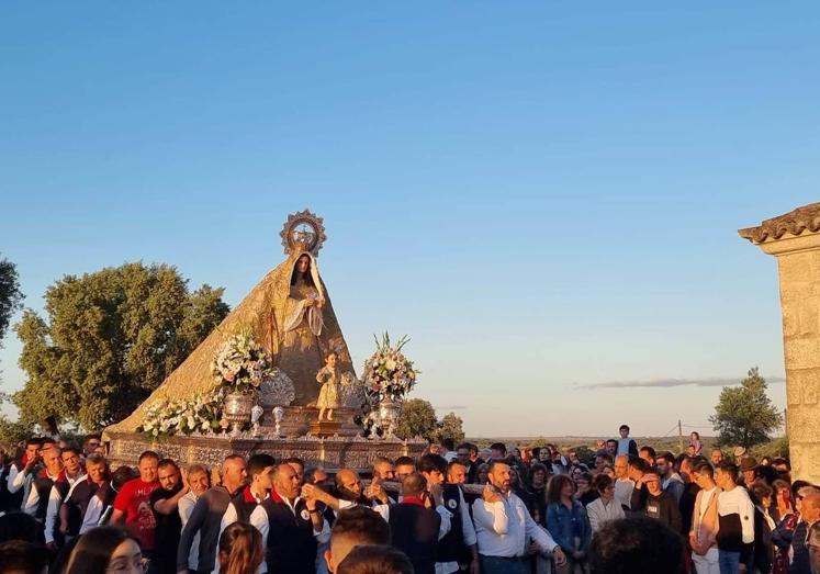 Imagen principal - Llegada de la Virgen a su ermita el sábado.