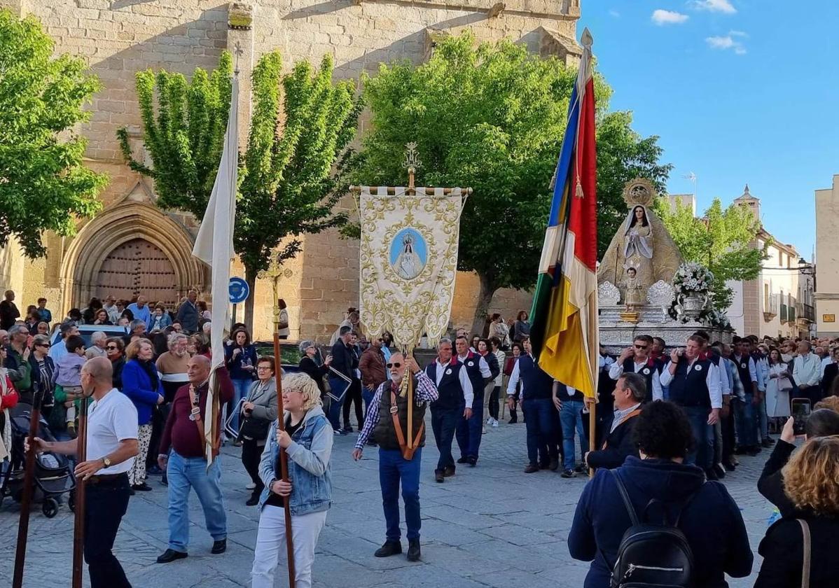 Un gran número de arroyanos volvieron a acompañar a la Virgen en su regreso a su ermita.