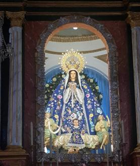 Imagen secundaria 2 - La Virgen de la Luz estrena manto