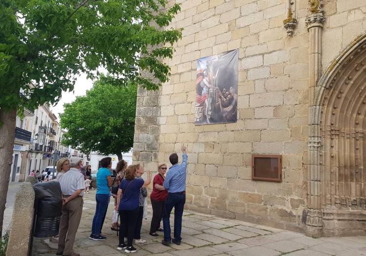 Imagen principal - 'La Luz del Divino' viste la plaza de la Constitución