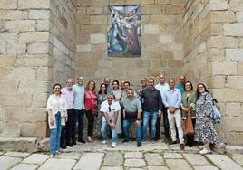 Miembros de la asociación Photones, junto a las autoridades, ante una de las lonas de la exposición en la plaza de la Constitución.