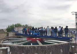 Un grupo de alumnos visitando las instalaciones.