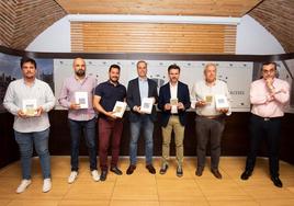 Asistentes a la presentación del proyecto. Carlos Caro, alcalde de Arroyo de la Luz, cuarto por la izquierda.