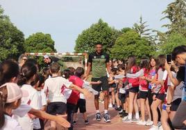Alumnos y jugadores disfrutaron de una maravillosa mañana juntos.