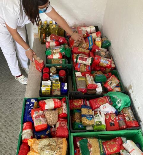 Imagen principal - Entrega de los alimentos recaudados. 