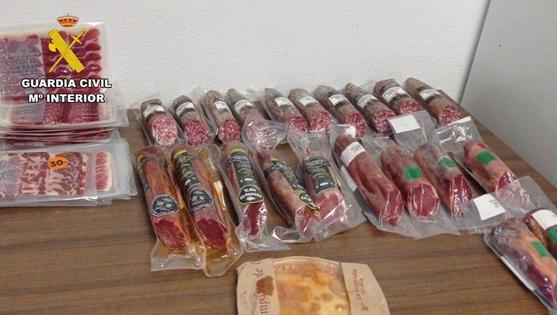 La Guardia Civil detiene a dos hombres en Arroyo de la Luz por hurto en dos supermercados