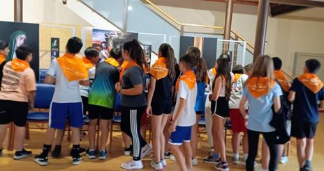 Imagen secundaria 1 - Los alumnos visitando la exposición en el Corral de Comedias. 